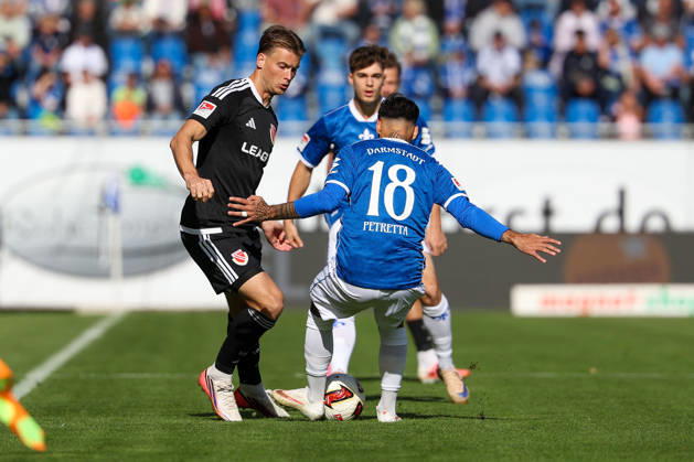 2026.10.10 Fussball 2.Bundesliga SV Darmstadt 98 - Energie Cottbus v.l., Moritz Hannemann (Energie Cottbus), Raoul Petretta (SV Darmstadt 98) battles for the Ball Copyright: HMBxMedia JoaquimxFerreira