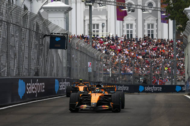 F1 - SINGAPORE GRAND PRIX 2026 81 PIASTRI Oscar (aus), McLaren F1 Team MCL40, action during the 2026 Formula 1 Singapore Grand Prix, 17th round of the 2026 Formula One World Championship, WM, Weltmeisterschaft from October 9 to 11, 2026 on the Marina Bay Street Circuit, in Singapore, Singapore - SingaporeSingapore  Copyright: xDPPIx