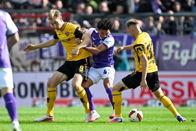 2. Bundesliga - 26 27 - VfL Osnabrück - Dynamo Dresden am 10.10.2026 an der Bremer Brücke in Osnabrück Vincent Vermeij (Dresden) im Zweikampf gegen Jonathan Gomez (Osnabrueck) und Jonas Sterner (Dresden)