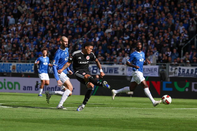 2026.10.10 Fussball 2.Bundesliga SV Darmstadt 98 - Energie Cottbus v.l., Grayson Dettoni (SV Darmstadt 98), Justin Butler (Energie Cottbus) scores the goal to 0:1 Copyright: HMBxMedia JoaquimxFerreira