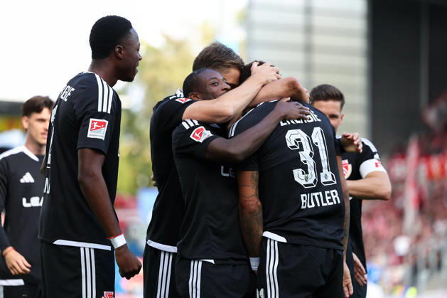 2026.10.10 Fussball 2.Bundesliga SV Darmstadt 98 - Energie Cottbus v.l., Justin Butler (Energie Cottbus) and Teammates seen celebrating after scoring goal to 0:1 Copyright: HMBxMedia JoaquimxFerreira