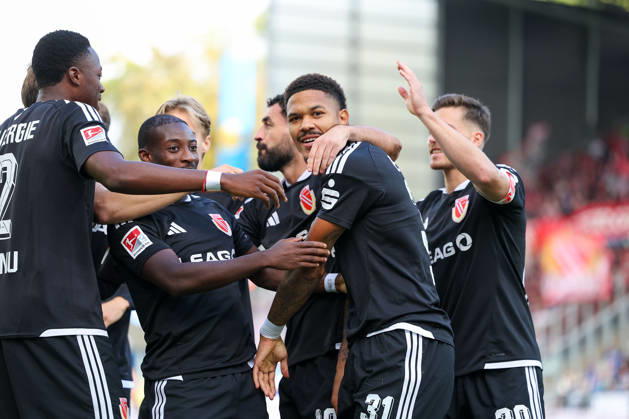2026.10.10 Fussball 2.Bundesliga SV Darmstadt 98 - Energie Cottbus v.l., Justin Butler (Energie Cottbus) and Teammates seen celebrating after scoring goal to 0:1 Copyright: HMBxMedia JoaquimxFerreira