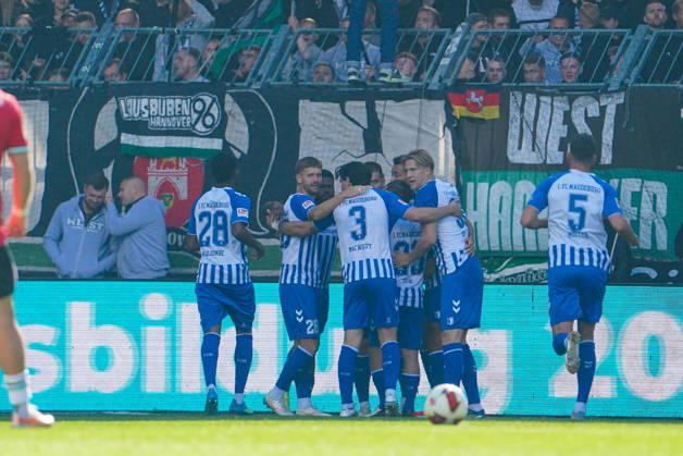 Deutschland: Fussball 2. Bundesliga 2026 2027, 7. Spieltag - 1. FC Magdeburg vs Hannover 96 - Avnet Arena (Magdeburg): Tor und Torjubel zum Moritz Kwarteng (1. FC Magdeburg, 10) Anselmo Garcia MacNulty Anselmo Garcia MacNulty (1. FC Magdeburg, 3) Luka Hyryläinen Luka Hyrylainen (1. FC Magdeburg, 38) Tobias Müller Tobias Mueller (1. FC Magdeburg, 5) Copyright: xAymanxAlahmedx