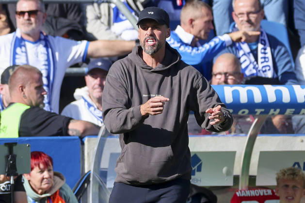 Trainer Sandro Wagner (Hannover 96) gestikuliert waehrend des spiels der 2. Bundesliga zwischen 1. FC Magdeburg und Hannover 96, Avnet Arena am 10. October 2026 in Magdeburg, Deutschland. (Foto von Marco Steinbrenner DeFodi Images) +++ Trainer Sandro Wagner (Hannover 96) gestures during the 2nd Bundesliga match between 1. FC Magdeburg and Hannover 96 at Avnet Arena on October 10, 2026 in Magdeburg, Germany. (Photo by Marco Steinbrenner DeFodi Images) DFB DFL REGULATIONS PROHIBIT ANY USE OF PHOTOGRAPHS AS IMAGE SEQUENCES AND OR QUASI-VIDEO. (Photo by Marco Steinbrenner DeFodi Images) -
