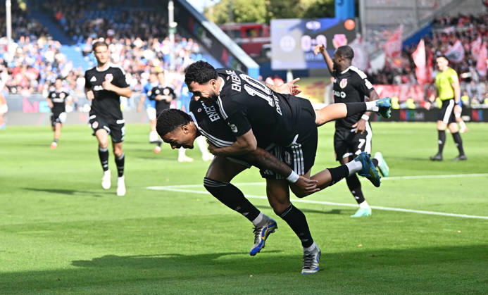 10.10.2026, xfux, Fussball 2.Bundesliga, SV Darmstadt 98 - Energie Cottbus v.l. Torschuetze Torschütze Justin Butler (FC Engerie Cottbus), Tolcay Cigerci (FC Engerie Cottbus) Torjubel, Jubel, Goal celebration, celebrate the goal zum 0:1 jubelnd bejubelt jubelt jubeln Jubel (DFL DFB REGULATIONS PROHIBIT ANY USE OF PHOTOGRAPHS as IMAGE SEQUENCES and or QUASI-VIDEO) Darmstadt