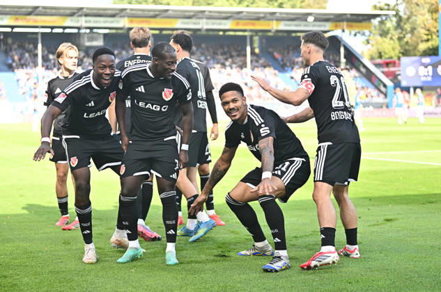 10.10.2026, xfux, Fussball 2.Bundesliga, SV Darmstadt 98 - Energie Cottbus v.l. King Manu (FC Engerie Cottbus), Christian Kinsombi (FC Engerie Cottbus), Torschuetze Torschütze Justin Butler (FC Engerie Cottbus), Axel Borgmann (FC Engerie Cottbus) Torjubel, Jubel, Goal celebration, celebrate the goal zum 0:1 jubelnd bejubelt jubelt jubeln Jubel (DFL DFB REGULATIONS PROHIBIT ANY USE OF PHOTOGRAPHS as IMAGE SEQUENCES and or QUASI-VIDEO) Darmstadt