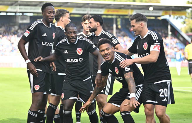 10.10.2026, xfux, Fussball 2.Bundesliga, SV Darmstadt 98 - Energie Cottbus v.l. King Manu (FC Engerie Cottbus), Christian Kinsombi (FC Engerie Cottbus), Torschuetze Torschütze Justin Butler (FC Engerie Cottbus), Axel Borgmann (FC Engerie Cottbus) Torjubel, Jubel, Goal celebration, celebrate the goal zum 0:1 jubelnd bejubelt jubelt jubeln Jubel (DFL DFB REGULATIONS PROHIBIT ANY USE OF PHOTOGRAPHS as IMAGE SEQUENCES and or QUASI-VIDEO) Darmstadt