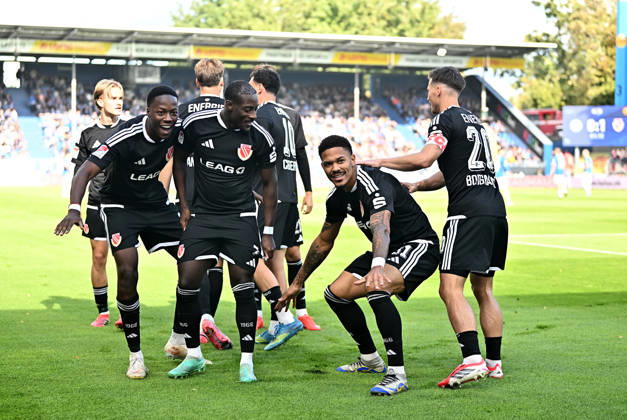 10.10.2026, xfux, Fussball 2.Bundesliga, SV Darmstadt 98 - Energie Cottbus v.l. King Manu (FC Engerie Cottbus), Christian Kinsombi (FC Engerie Cottbus), Torschuetze Torschütze Justin Butler (FC Engerie Cottbus), Axel Borgmann (FC Engerie Cottbus) Torjubel, Jubel, Goal celebration, celebrate the goal zum 0:1 jubelnd bejubelt jubelt jubeln Jubel (DFL DFB REGULATIONS PROHIBIT ANY USE OF PHOTOGRAPHS as IMAGE SEQUENCES and or QUASI-VIDEO) Darmstadt