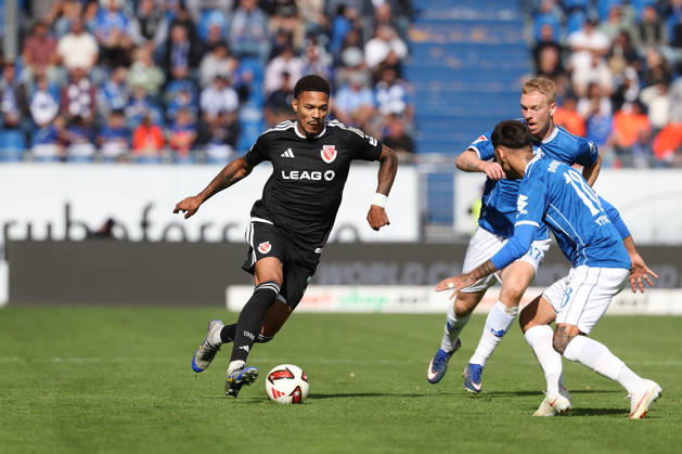 2026.10.10 Fussball 2.Bundesliga SV Darmstadt 98 - Energie Cottbus v.l., Justin Butler (Energie Cottbus), Raoul Petretta (SV Darmstadt 98) in action, with the ball Copyright: HMBxMedia JoaquimxFerreira