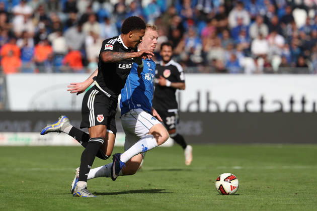 2026.10.10 Fussball 2.Bundesliga SV Darmstadt 98 - Energie Cottbus v.l., Justin Butler (Energie Cottbus), Kai Klefisch (SV Darmstadt 98), in action, with the ball Copyright: HMBxMedia JoaquimxFerreira