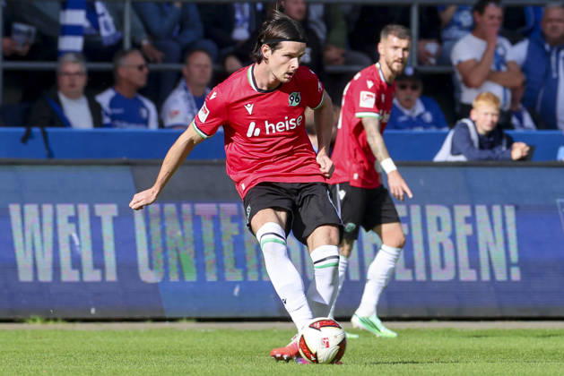 Jean Hugonet (Hannover 96) kontrolliert den Ball waehrend des spiels der 2. Bundesliga zwischen 1. FC Magdeburg und Hannover 96, Avnet Arena am 10. October 2026 in Magdeburg, Deutschland. (Foto von Marco Steinbrenner DeFodi Images) +++ Jean Hugonet (Hannover 96) controls the ball during the 2nd Bundesliga match between 1. FC Magdeburg and Hannover 96 at Avnet Arena on October 10, 2026 in Magdeburg, Germany. (Photo by Marco Steinbrenner DeFodi Images) DFB DFL REGULATIONS PROHIBIT ANY USE OF PHOTOGRAPHS AS IMAGE SEQUENCES AND OR QUASI-VIDEO. (Photo by Marco Steinbrenner DeFodi Images) -