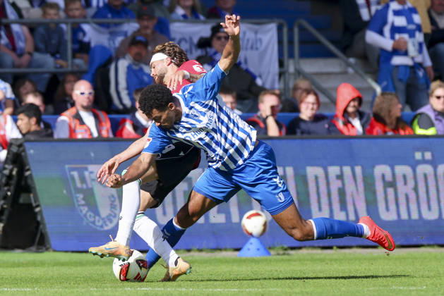 Emmanuel Iyoha (1. FC Magdeburg) und Kolja Oudenne (Hannover 96) kaempfen um den Ball waehrend des spiels der 2. Bundesliga zwischen 1. FC Magdeburg und Hannover 96, Avnet Arena am 10. October 2026 in Magdeburg, Deutschland. (Foto von Marco Steinbrenner DeFodi Images) +++ Emmanuel Iyoha (1. FC Magdeburg) und Kolja Oudenne (Hannover 96) battle for the ball during the 2nd Bundesliga match between 1. FC Magdeburg and Hannover 96 at Avnet Arena on October 10, 2026 in Magdeburg, Germany. (Photo by Marco Steinbrenner DeFodi Images) DFB DFL REGULATIONS PROHIBIT ANY USE OF PHOTOGRAPHS AS IMAGE SEQUENCES AND OR QUASI-VIDEO. (Photo by Marco Steinbrenner DeFodi Images) -