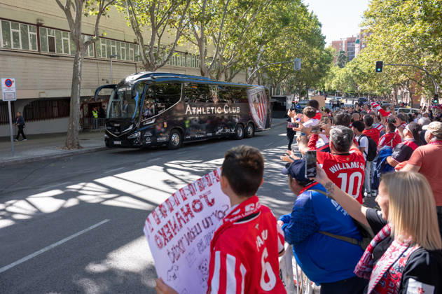 ESP: LaLiga EA Sports Rayo Vallecano v Athletic Club Athletic fans welcoming the Athletic team bus during LaLiga EA Sports between Rayo Vallecano v Athletic Club played at Vallecas Stadium in Madrid on October 10, 2026 in Spain Spain Futbol Copyright: xAgenciaxLOFx