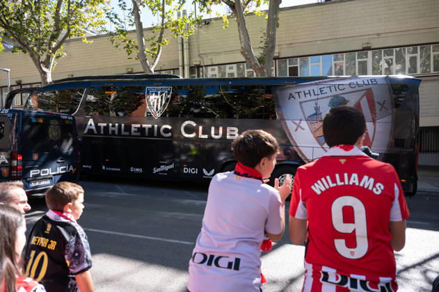 ESP: LaLiga EA Sports Rayo Vallecano v Athletic Club Athletic fans welcoming the Athletic team bus during LaLiga EA Sports between Rayo Vallecano v Athletic Club played at Vallecas Stadium in Madrid on October 10, 2026 in Spain Spain Futbol Copyright: xAgenciaxLOFx