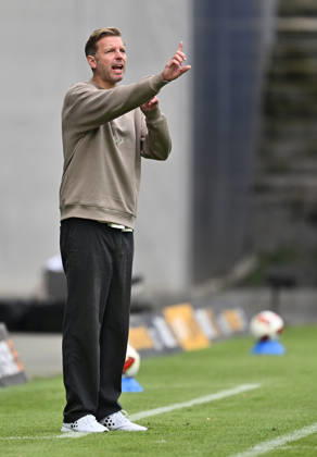 10.10.2026, xfux, Fussball 2.Bundesliga, SV Darmstadt 98 - Energie Cottbus v.l. Trainer Florian Kohfeldt (SV Darmstadt 98) gibt Anweisungen, gestikuliert, mit den Armen gestikulieren gives instructions, gesticulate, gesticolando. (DFL DFB REGULATIONS PROHIBIT ANY USE OF PHOTOGRAPHS as IMAGE SEQUENCES and or QUASI-VIDEO) Darmstadt