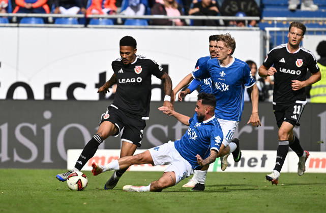 10.10.2026, xfux, Fussball 2.Bundesliga, SV Darmstadt 98 - Energie Cottbus v.l. Justin Butler (FC Engerie Cottbus), Marco Richter (SV Darmstadt 98), Nicolas Verkooijen (SV Darmstadt 98) (DFL DFB REGULATIONS PROHIBIT ANY USE OF PHOTOGRAPHS as IMAGE SEQUENCES and or QUASI-VIDEO) Darmstadt