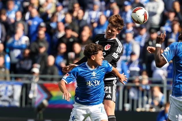 2026.10.10 Fussball 2.Bundesliga SV Darmstadt 98 - Energie Cottbus v.l., Wiliam Mikelbrencis (SV Darmstadt 98), Luca Erlein (Energie Cottbus) battles for the Ball Copyright: HMBxMedia JoaquimxFerreira