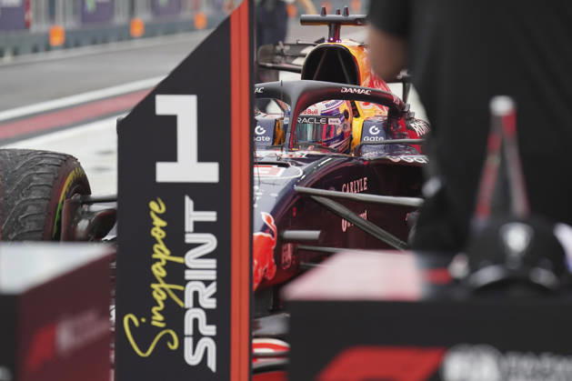 FORMULA 1 SINGAPORE AIRLINES SINGAPORE GRAND PRIX 2026 Max Verstappen (NED) 3 Red Bull Racing in parc ferme after winning the Sprint Race during the Formula 1 Singapore Airlines Singapore Grand Prix 2026, Round 17 of the 2026 Formula 1 World Championship, WM, Weltmeisterschaft from 9th - 11th October 2026 at the Marina Bay Street Circuit, Singapore. Credit: Robbie Hoad Every Second Media Editorial use only. All images are copyright Every Second Media Limited. No images may be reproduced without prior permission. Copyright: xIMAGO EveryxSecondxMediax ESM-2203-0506 RobbiexHoadx xEveryxSecondxMediax