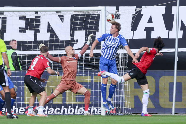 Jean Hugonet (Hannover 96) koepft den Ball an den Pfosten waehrend des spiels der 2. Bundesliga zwischen 1. FC Magdeburg und Hannover 96, Avnet Arena am 10. October 2026 in Magdeburg, Deutschland. (Foto von Marco Steinbrenner DeFodi Images) +++ Jean Hugonet (Hannover 96) heads the ball against the post during the 2nd Bundesliga match between 1. FC Magdeburg and Hannover 96 at Avnet Arena on October 10, 2026 in Magdeburg, Germany. (Photo by Marco Steinbrenner DeFodi Images) DFB DFL REGULATIONS PROHIBIT ANY USE OF PHOTOGRAPHS AS IMAGE SEQUENCES AND OR QUASI-VIDEO. (Photo by Marco Steinbrenner DeFodi Images) -