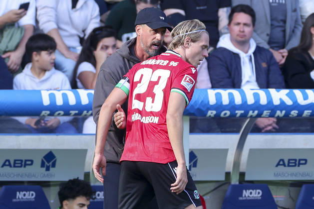 Trainer Sandro Wagner (Hannover 96) und Stefan Teitur Thordarson (Hannover 96) unterhalten sich waehrend des spiels der 2. Bundesliga zwischen 1. FC Magdeburg und Hannover 96, Avnet Arena am 10. October 2026 in Magdeburg, Deutschland. (Foto von Marco Steinbrenner DeFodi Images) +++ Trainer Sandro Wagner (Hannover 96) und Stefan Teitur Thordarson (Hannover 96) talk together during the 2nd Bundesliga match between 1. FC Magdeburg and Hannover 96 at Avnet Arena on October 10, 2026 in Magdeburg, Germany. (Photo by Marco Steinbrenner DeFodi Images) DFB DFL REGULATIONS PROHIBIT ANY USE OF PHOTOGRAPHS AS IMAGE SEQUENCES AND OR QUASI-VIDEO. (Photo by Marco Steinbrenner DeFodi Images) -