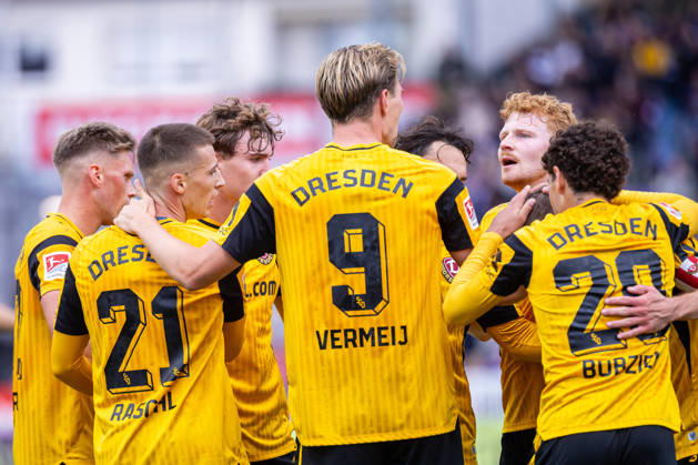 Die Spieler von SG Dynamo Dresden jubeln ueber das Tor zum 1:0 durch Niklas Hauptmann (SG Dynamo Dresden, 27) GER, VfL Osnabrueck vs. SG Dynamo Dresden, Fussball, 2. Bundesliga, 7. Spieltag, Spielzeit 2026 2027, 10.10.2026 DFL Regulations prohibit any use of photographers as image sequences and or quasi-video. GER, VfL Osnabrueck vs. SG Dynamo Dresden, Fussball, 2. Bundesliga, 7. Spieltag, Spielzeit 2026 2027, 10.10.2026 Osnabrueck Copyright: xEibner-Pressefoto JanxRollingerx EP_JSK