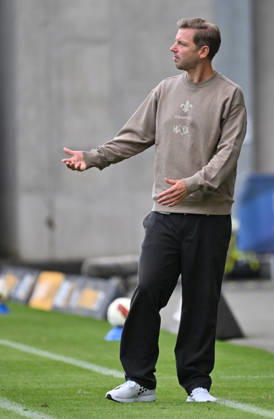 10.10.2026, xjhx, Fussball 2.Bundesliga, SV Darmstadt 98 - Energie Cottbus v.l. Trainer Florian Kohfeldt (SV Darmstadt 98) gibt Anweisungen (DFL DFB REGULATIONS PROHIBIT ANY USE OF PHOTOGRAPHS as IMAGE SEQUENCES and or QUASI-VIDEO) Darmstadt