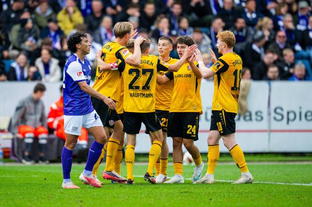 10.10.2026 - Fußball, 2026 2027, 2. Bundesliga, 7. Spieltag, VfL Osnabrück - SG Dynamo Dresden: Jubeltraube nach dem Tor zum 0:1 von Niklas Hauptmann (Dresden), (L-R) Jonathan Gomez (Osnabrück), Vincent Vermeij (Dresden), Tobias Raschl (Dresden), Patrice Covic (Dresden), Robert Wagner (Dresden) DFL REGULATIONS PROHIBIT ANY USE OF PHOTOGRAPHS AS IMAGE SEQUENCES AND OR QUASI-VIDEO.