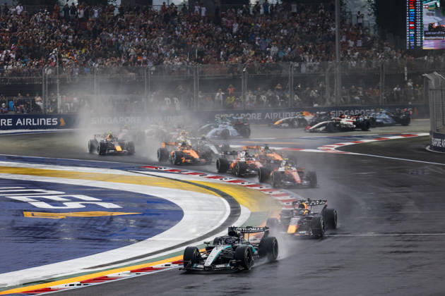 F1 - SINGAPORE GRAND PRIX 2026 Start of the sprint race, 63 RUSSELL George (gbr), Mercedes AMG F1 Team W17, action during the 2026 Formula 1 Singapore Grand Prix, 17th round of the 2026 Formula One World Championship, WM, Weltmeisterschaft from October 9 to 11, 2026 on the Marina Bay Street Circuit, in Singapore, Singapore - SingaporeSingapore  Copyright: xJulienxDelfossex