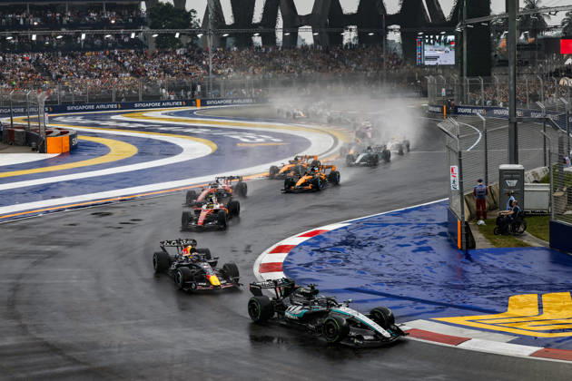 F1 - SINGAPORE GRAND PRIX 2026 Start of the sprint race, 63 RUSSELL George (gbr), Mercedes AMG F1 Team W17, action during the 2026 Formula 1 Singapore Grand Prix, 17th round of the 2026 Formula One World Championship, WM, Weltmeisterschaft from October 9 to 11, 2026 on the Marina Bay Street Circuit, in Singapore, Singapore - SingaporeSingapore  Copyright: xJulienxDelfossex