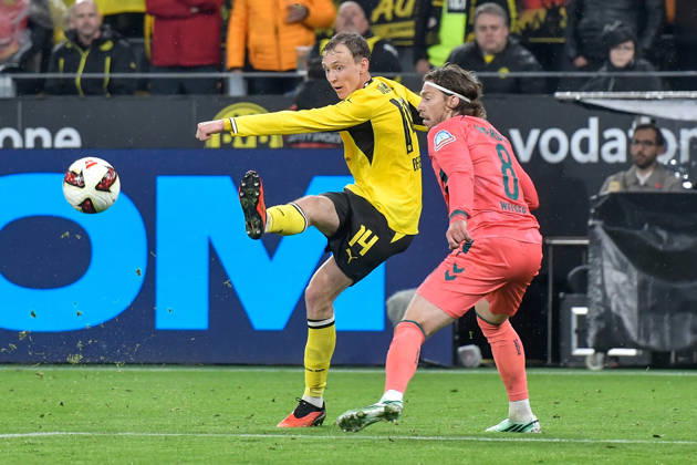 v. li. im Kampf um den Ball Maximilian Beier (Dortmund 14) Mitchell Weiser (Bremen 8) 09.10.2026 ¢ Fussball ¢ Borussia Dortmund vs SV Werder Bremen, Signal Iduna Park, Dortmund, DFB DFL REGULATIONS PROHIBIT ANY USE OF PHOTOGRAPHS AS IMAGE SEQUENCES AND OR QUASI-VIDEO NRW Germany