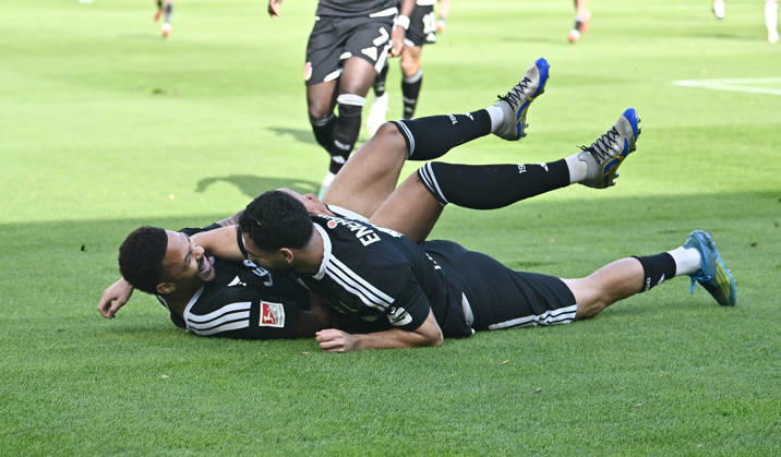 10.10.2026, xfux, Fussball 2.Bundesliga, SV Darmstadt 98 - Energie Cottbus v.l. Torschuetze Torschütze Justin Butler (FC Engerie Cottbus), Tolcay Cigerci (FC Engerie Cottbus) Torjubel, Jubel, Goal celebration, celebrate the goal zum 0:1 jubelnd bejubelt jubelt jubeln Jubel (DFL DFB REGULATIONS PROHIBIT ANY USE OF PHOTOGRAPHS as IMAGE SEQUENCES and or QUASI-VIDEO) Darmstadt