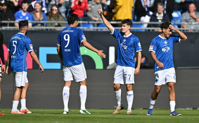 10.10.2026, xfux, Fussball 2.Bundesliga, SV Darmstadt 98 - Energie Cottbus v.l. Marco Richter (SV Darmstadt 98), Nicolas Verkooijen (SV Darmstadt 98), Ho-jae Ho jae Lee (SV Darmstadt 98), Torschuetze Torschütze Noah Weißhaupt Weisshaupt (SV Darmstadt 98) Torjubel, Jubel, Goal celebration, celebrate the goal zum 1:1 jubelnd bejubelt jubelt jubeln Jubel (DFL DFB REGULATIONS PROHIBIT ANY USE OF PHOTOGRAPHS as IMAGE SEQUENCES and or QUASI-VIDEO) Darmstadt