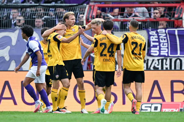 2. Bundesliga - 26 27 - VfL Osnabrück - Dynamo Dresden am 10.10.2026 an der Bremer Brücke in Osnabrück Jubel, Torjubel, Torschuetze, Torschütze Niklas Hauptmann (Dresden) jubelt nach seinem Tor zum 0:1 mit Vincent Vermeij (Dresden), Jonas Sterner (Dresden) und