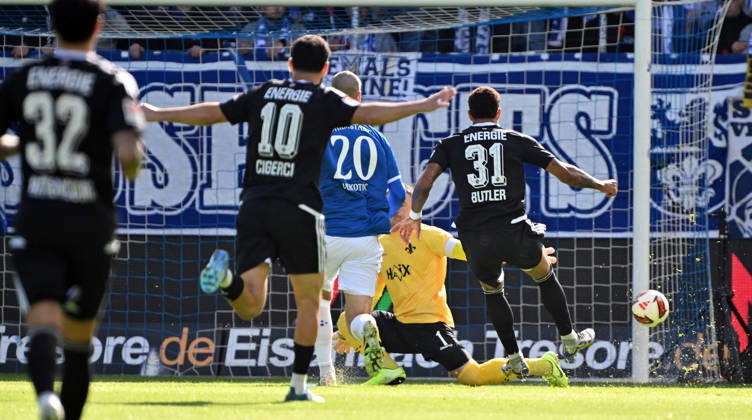 10.10.2026, xjhx, Fussball 2.Bundesliga, SV Darmstadt 98 - Energie Cottbus v.l. Justin Butler (Energie Cottbus) Goal scored, erzielt das Tor zum 0:1 celebrate the goal, Der Torjubel zum 0:1 (DFL DFB REGULATIONS PROHIBIT ANY USE OF PHOTOGRAPHS as IMAGE SEQUENCES and or QUASI-VIDEO) Darmstadt