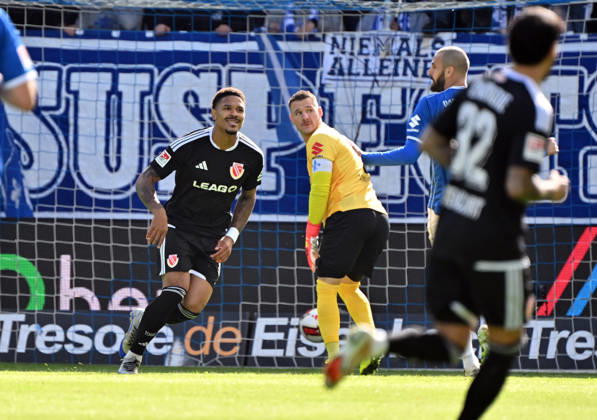 10.10.2026, xjhx, Fussball 2.Bundesliga, SV Darmstadt 98 - Energie Cottbus v.l. Justin Butler (Energie Cottbus) Goal scored, erzielt das Tor zum 0:1 celebrate the goal, Der Torjubel zum 0:1 (DFL DFB REGULATIONS PROHIBIT ANY USE OF PHOTOGRAPHS as IMAGE SEQUENCES and or QUASI-VIDEO) Darmstadt