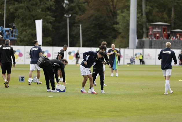 10.10.2026, xhettx, Fussball 3.Liga, SG Sonnenhof Grossaspach - SV Waldhof Mannheim v.l. Diego Michel (SV Waldhof Mannheim, 28) muss beim Warmmachen behandelt werden, Knöchel Aspach