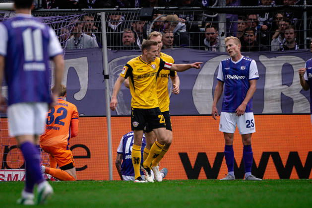 Torjubel zum 0:1 durch Niklas Hauptmann 27 (Dresden), VfL Osnabrueck vs. SG Dynamo Dresden, Fussball, 2. Liga, 07. Spieltag, 10.10.2026 DFL regulations prohibit any use of photographs as image sequences and or quasi-video Osnabrueck Niedersachsen Deutschland
