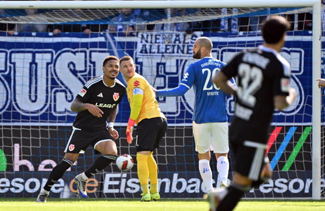 10.10.2026, xjhx, Fussball 2.Bundesliga, SV Darmstadt 98 - Energie Cottbus v.l. Justin Butler (Energie Cottbus) Goal scored, erzielt das Tor zum 0:1 celebrate the goal, Der Torjubel zum 0:1 (DFL DFB REGULATIONS PROHIBIT ANY USE OF PHOTOGRAPHS as IMAGE SEQUENCES and or QUASI-VIDEO) Darmstadt