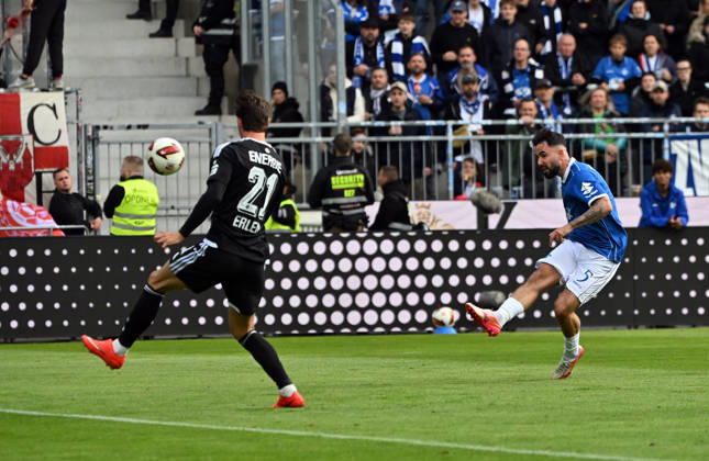 10.10.2026, xjhx, Fussball 2.Bundesliga, SV Darmstadt 98 - Energie Cottbus v.l. Luca Erlein (Energie Cottbus), Marco Richter (SV Darmstadt 98) (DFL DFB REGULATIONS PROHIBIT ANY USE OF PHOTOGRAPHS as IMAGE SEQUENCES and or QUASI-VIDEO) Darmstadt