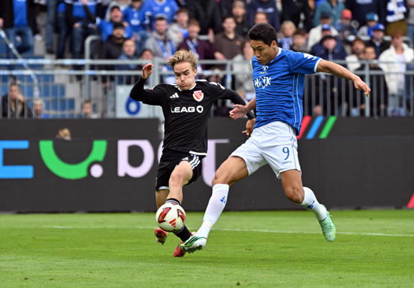 10.10.2026, xjhx, Fussball 2.Bundesliga, SV Darmstadt 98 - Energie Cottbus v.l. Lukas Michelbrink (Energie Cottbus), Ho-jae Lee (SV Darmstadt 98) (DFL DFB REGULATIONS PROHIBIT ANY USE OF PHOTOGRAPHS as IMAGE SEQUENCES and or QUASI-VIDEO) Darmstadt