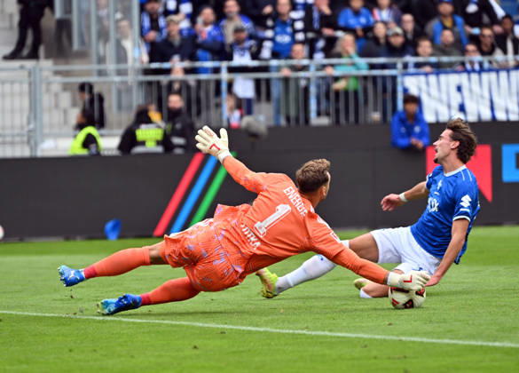 10.10.2026, xjhx, Fussball 2.Bundesliga, SV Darmstadt 98 - Energie Cottbus v.l. Marcel Lotka (Energie Cottbus), Milan Smit (SV Darmstadt 98) (DFL DFB REGULATIONS PROHIBIT ANY USE OF PHOTOGRAPHS as IMAGE SEQUENCES and or QUASI-VIDEO) Darmstadt