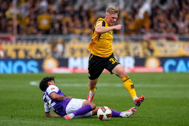 2026.10.10, xkwix, Fußball, 2. Bundesliga, VfL Osnabrück - SG Dynamo Dresden, Stadion an der Bremer Brücke, 7.Spieltag, Saison 2026 2027: Jonas Sterner (SG Dynamo Dresden 32) gewinnt Zweikampf gegen Jonathan German Gomez (VfL Osnabrueck 42) DFB regulations prohibit any use of photographs as image sequences and or quasi-video. Photo: xKamilxWilkowskixPressefotoKochx Niedersachsen Deutschland