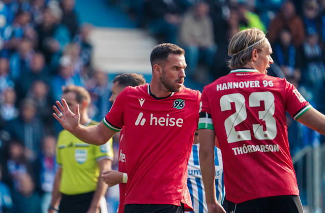 Deutschland: Fussball 2. Bundesliga 2026 2027, 7. Spieltag - 1. FC Magdeburg vs Hannover 96 - Avnet Arena (Magdeburg): Geste, Gestik, Emotion Boris Tomiak (Hannover 96, 3) Stefan Teitur ÃžorÃ°arson Stefan Teitur Thordarson (Hannover 96, 23) Magdeburg Avnet Arena Niedersachsen Deutschland Copyright: xAymanxAlahmedx
