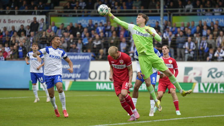 10.10.2026, Hänsch-Arena, Meppen, GER, 3. Liga, 9. Spieltag: SV Meppen vs VfB Stuttgart II, Oliver Schmitt (SV Meppen 7) und TW Jerik von der Felsen (VfB Stuttgart II 1) DFL REGULATIONS PROHIBIT ANY USE OF PHOTOGRAPHS AS IMAGE SEQUENCES AND OR QUASI-VIDEO. Meppen Niedersachsen Hänsch-Arena