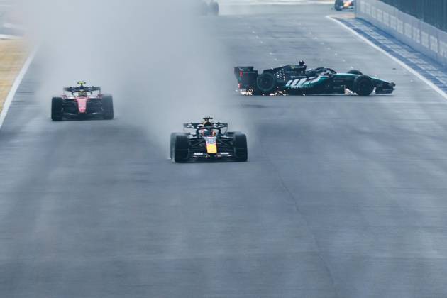 63 RUSSELL George (gbr), Mercedes AMG F1 Team W17, action F1 GP 17 Singapore 2026 F1 GP 17 Singapore 2026 81 PIASTRI Oscar (aus), McLaren F1 Team MCL40, action F1 GP 17 Singapore 2026 Singapore
