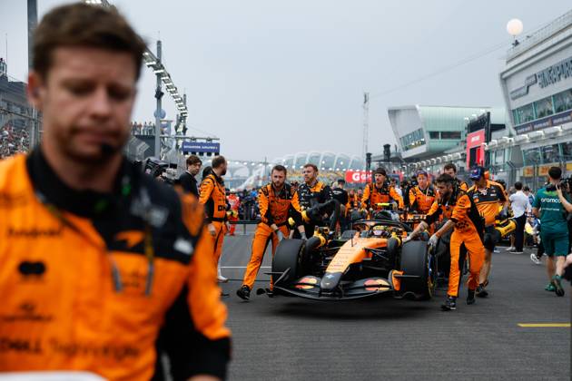 NORRIS Lando (gbr), McLaren F1 Team MCL40, portrait F1 GP 17 Singapore 2026 NORRIS Lando (gbr), McLaren F1 Team MCL40, portrait F1 GP 17 Singapore 2026 F1 GP 17 Singapore 2026 81 PIASTRI Oscar (aus), McLaren F1 Team MCL40, action F1 GP 17 Singapore 2026 Singapore