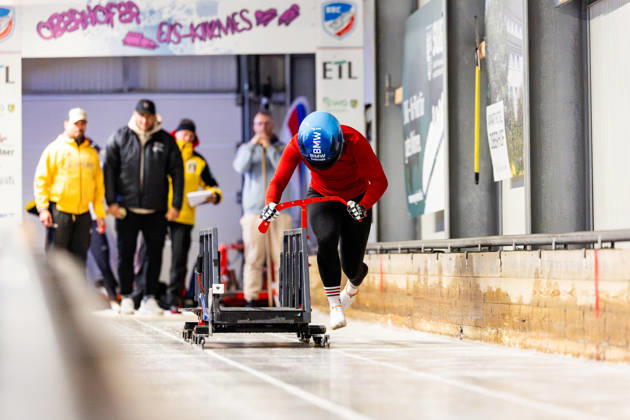 10.10.2026, GER, Bob Bobsport, Saison 26 27, Frauen, Zentrale Leistungspruefung im Bobsport Anschubtest Traditionell haben sich die deutschen Piloten im Bobsport gemeinsam mit ihren Anschiebern in Oberhof zum Kräftemessen getroffen. 98559 Oberhof LOTTO Thüringen EISARENA Oberhof Trainingshalle Startanlage Thüringen Deutschland
