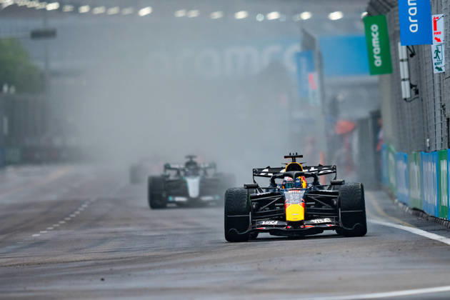 Formula 1 Singapore Airlines Singapore Grand Prix 2026 Levi Erb OVERTAKE MAXPPP - Singapore 10 10 2026 03 VERSTAPPEN Max (nld), Oracle Red Bull Racing, action rain Race start at the Formula 1 Singapore Airlines Singapore Grand Prix 2026, the 16th round of the 2026 FIA Formula 1 World Championship, WM, Weltmeisterschaft at the Marina Bay Street Circuit in Singapore, from 08 to 11 October 2026 Singapore Marina Bay Street Circuit Singapore  Copyright: xOVERTAKE MAXPPPxLevixErbx OVT202610104808 OVT202610104808