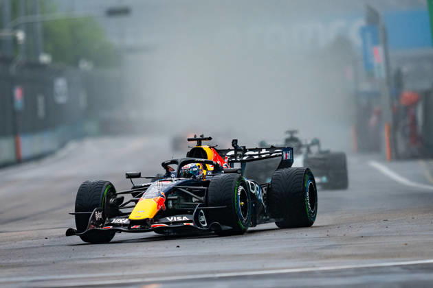 Formula 1 Singapore Airlines Singapore Grand Prix 2026 Levi Erb OVERTAKE MAXPPP - Singapore 10 10 2026 03 VERSTAPPEN Max (nld), Oracle Red Bull Racing, action rain Race start at the Formula 1 Singapore Airlines Singapore Grand Prix 2026, the 16th round of the 2026 FIA Formula 1 World Championship, WM, Weltmeisterschaft at the Marina Bay Street Circuit in Singapore, from 08 to 11 October 2026 Singapore Marina Bay Street Circuit Singapore  Copyright: xOVERTAKE MAXPPPxLevixErbx OVT202610104809 OVT202610104809