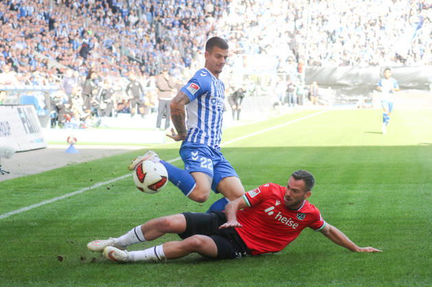 10.10.2026, xgox, Fussball, 2. Bundesliga, 1. FC Magdeburg - Hannover 96 v.l. Mateusz Zukowski (Magdeburg, 22), Boris Tomiak (Hannover, 3) Zweikampf, Duell, Kampf, tackle (DFL DFB REGULATIONS PROHIBIT ANY USE OF PHOTOGRAPHS as IMAGE SEQUENCES and or QUASI-VIDEO) Magdeburg